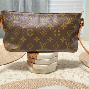LOUIS VUITTON TROTTEUR
CROSSBODY.